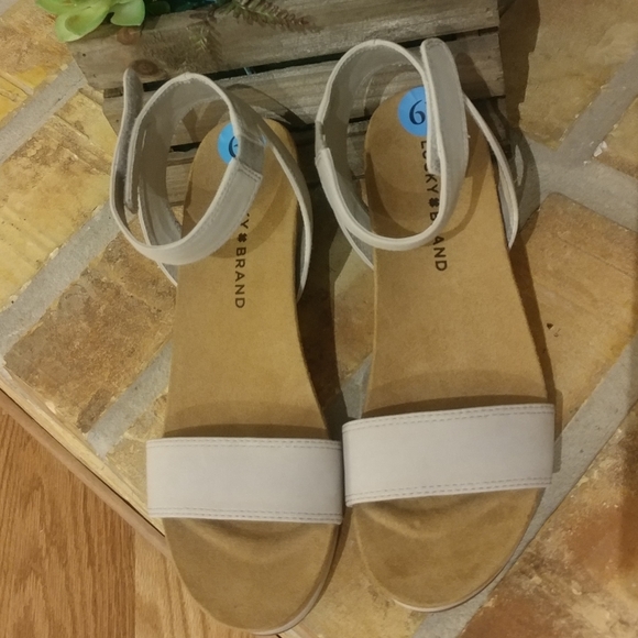 Lucky Brand Women's Garston Flat Sandals !! - Picture 5 of 6
